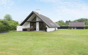 Beautiful Home In Spøttrup With Kitchen
